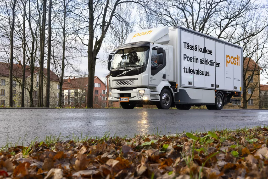 Postin Volvo FL Electric -sähkökuorma-auton voi nähdä pääkaupunkiseudulla päivisin myymäläjakelussa ja iltaisin toimittamassa lähetyksiä kuluttajille kotiin.